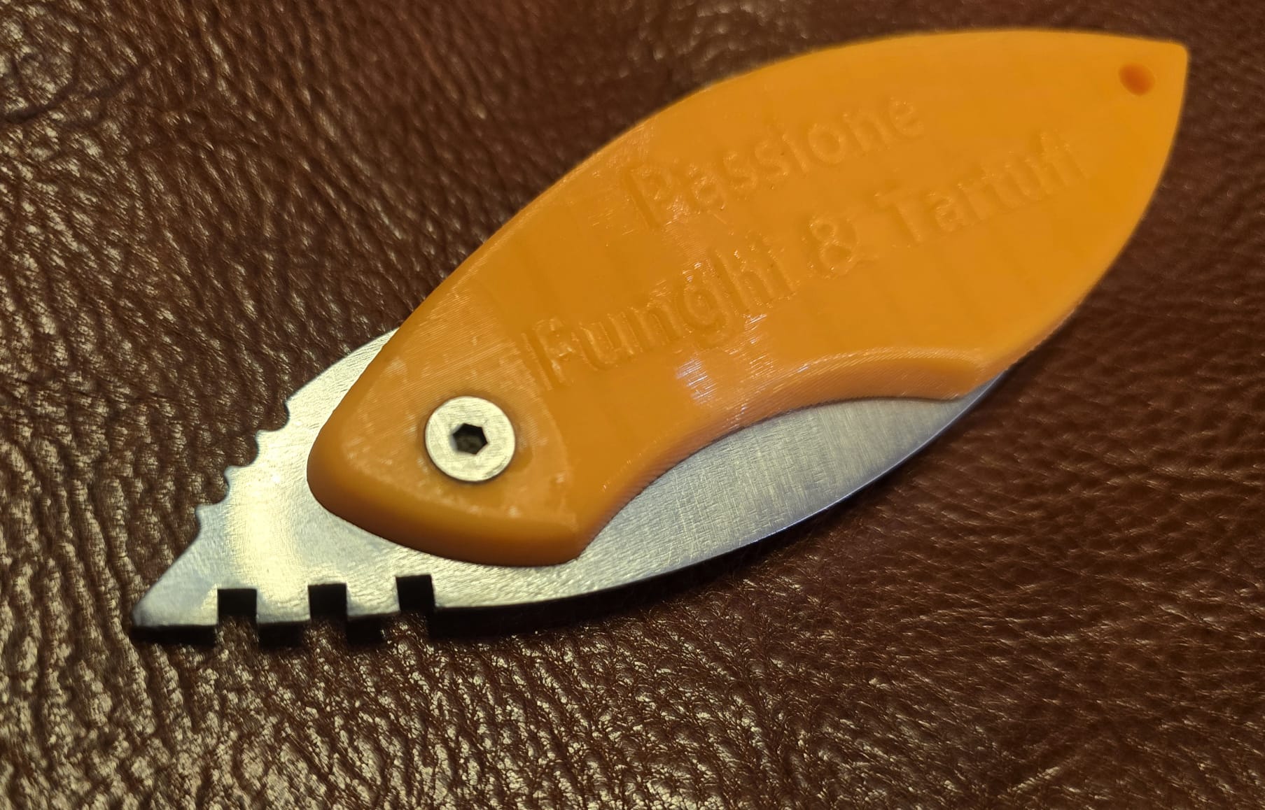 Coltello Tascabile Multifunzione Passione Funghi e Tartufi, Manico Arancione alta visibilità - immagine 2